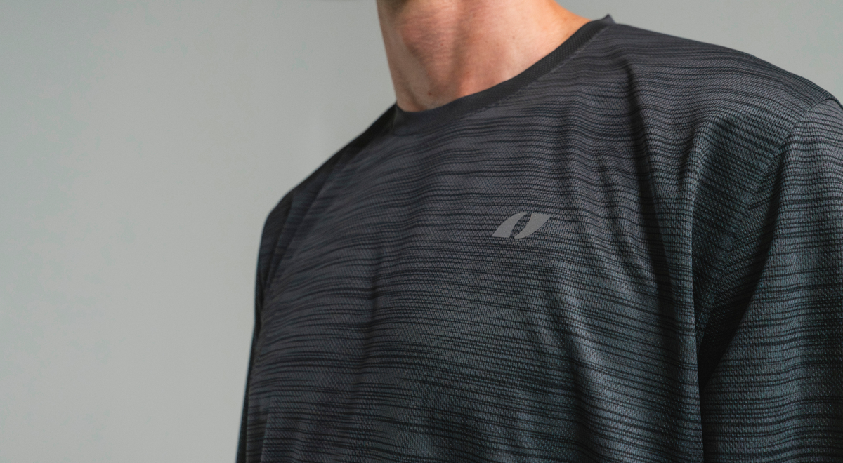 Detalle del tejido técnico de una camiseta de running y su etiqueta de composición